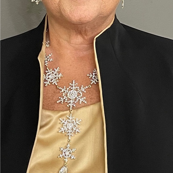 Bling Snowflake Necklace with matching Earrings - Picture 6 of 7
